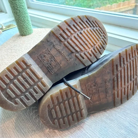 Dr Martens 8 eyelet black leather boots. Us mens 11 - Picture 6 of 8